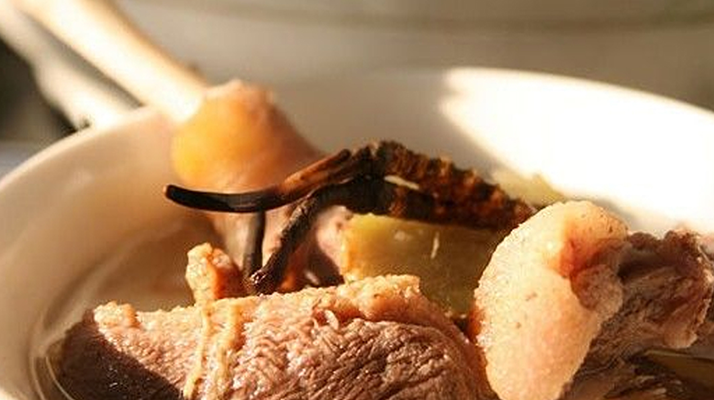 冬蟲夏草燉鮮鮑湯：滋補珍饈的精心烹制