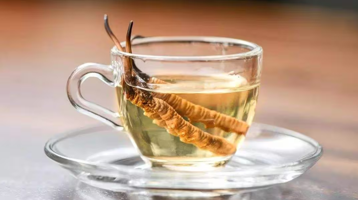 一斤白酒泡多少冬蟲夏草合適？科學(xué)配比與泡制指南